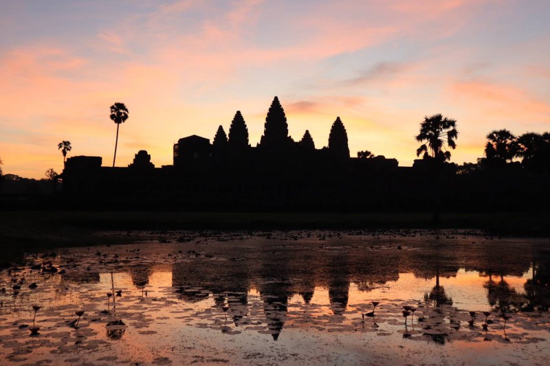 Kambodžský Angkor Wat při západu slunce.