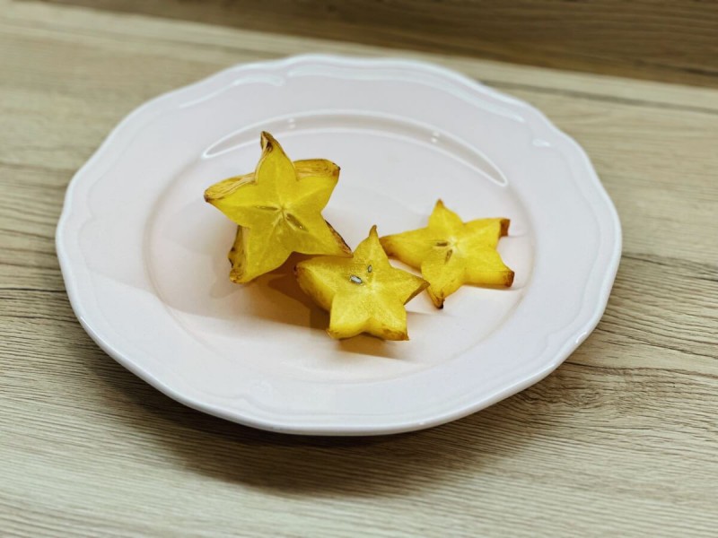 Překrojené ovoce karambola ve tvaru hvězdy.