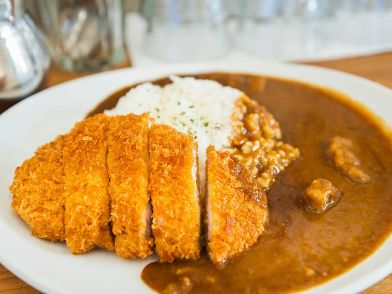 Katsu curry s rýží.