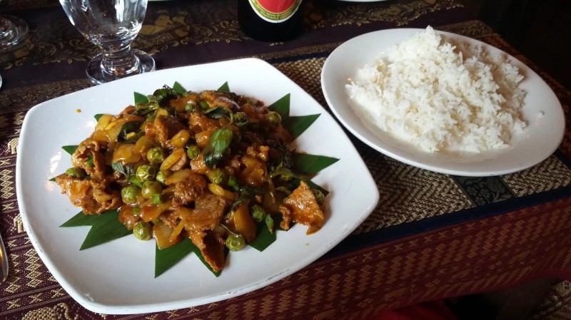 Khmerské jídlo Char Kroeung - vepřové maso se zeleninou .