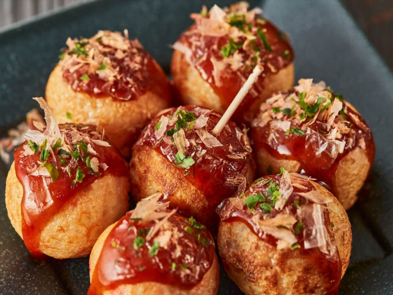 Knedlíčky takoyaki s omáčkou.