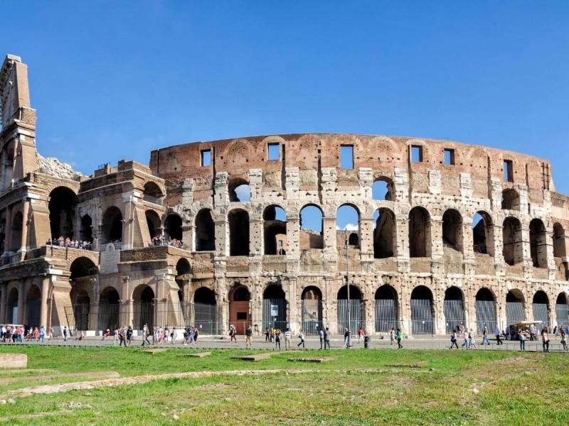Pohled na Koloseum a turisty v okolí.
