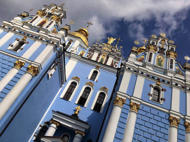 Detailní pohled na krásný modrý kostel svatého Michala v Kyjevě.