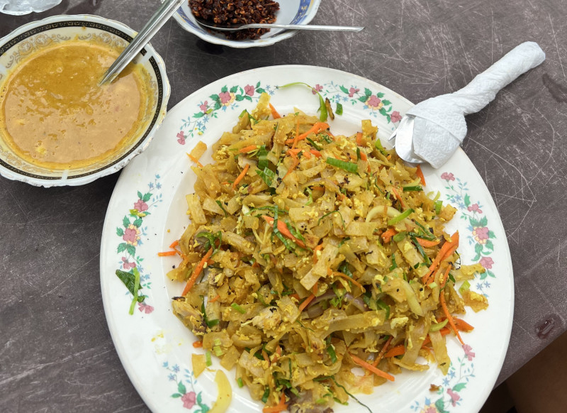 Kottu (koththu roti) - ikonické srílanské jídlo.