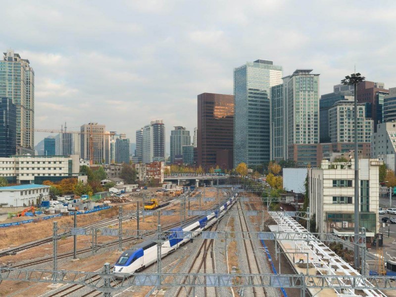 Vysokorychlostní jihokorejský vlak KTX přijíždí do nádraží ve městě.