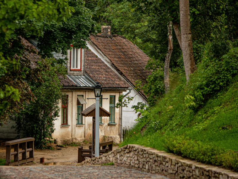 Malebné městečko Kuldiga v Lotyšsku.