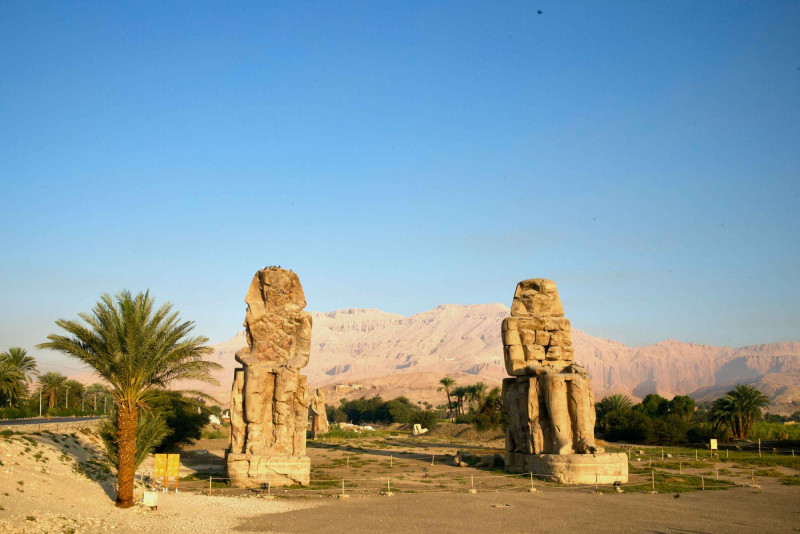 Mohutné sochy v Luxoru.