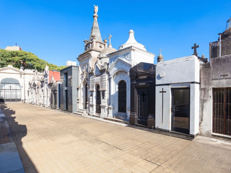 Honosné hrobky na hřbitově La Recoleta v Argentině.