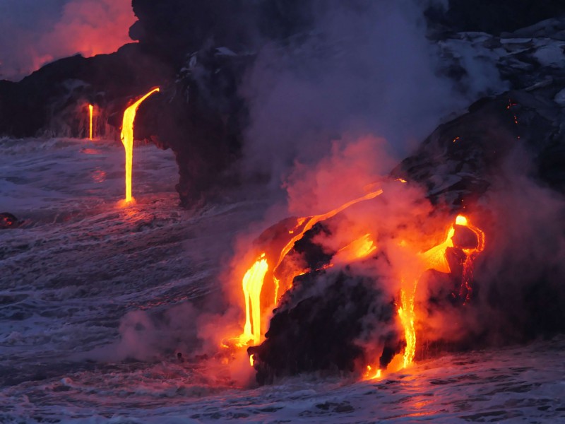 Láva tekoucí do oceánu ze sopky Kilauea