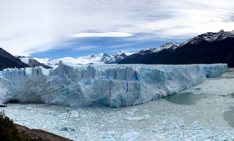 Pohled na Perito Moreno zezdola.