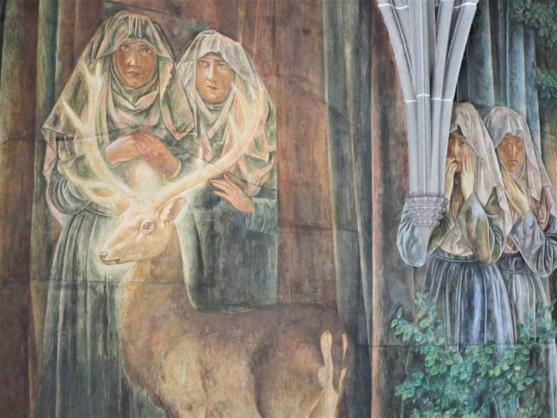 Legenda zobrazena na stěnách Fraumünsteru, podle níž sem dcery panovníka přivedl jelen ze zlatými parohy.