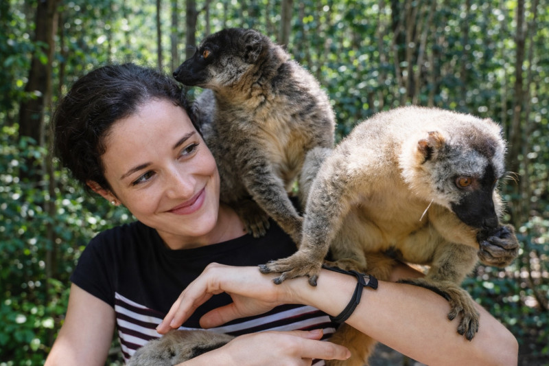 Žena s lemury na ramenou.