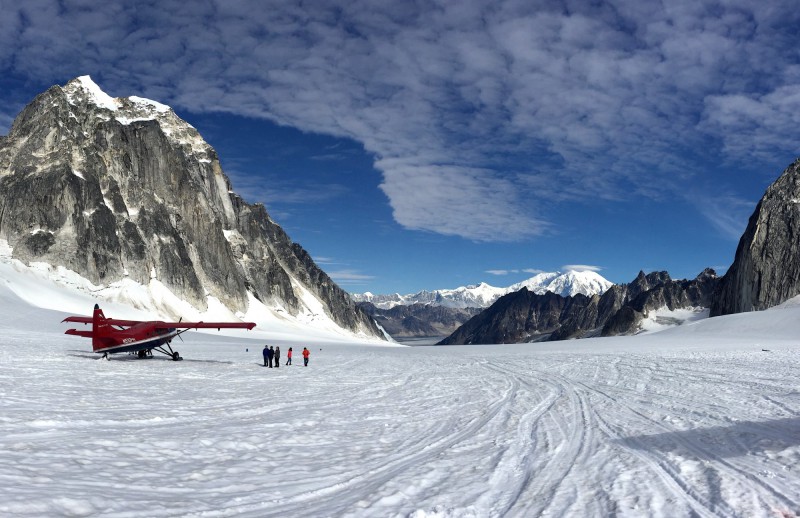 Malé letadlo na ledovci Denali.