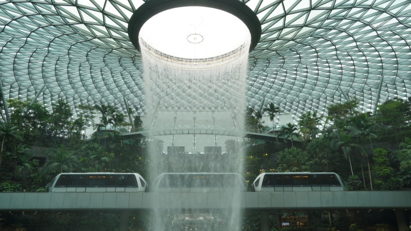Vnitřní vodopád na letišti Changi v Singapuru.