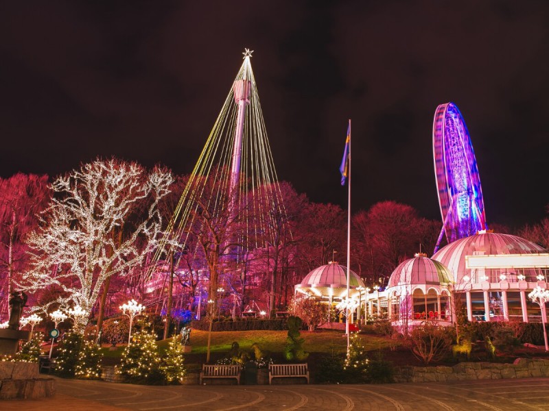 Noční světelná výzdoba zábavního parku Liseberg ve Švédsku.