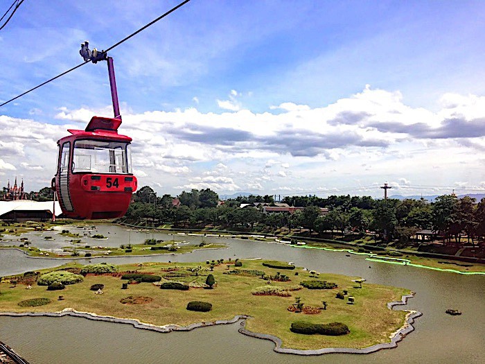 Lanovka v Taman Mini Indonesia Indah.