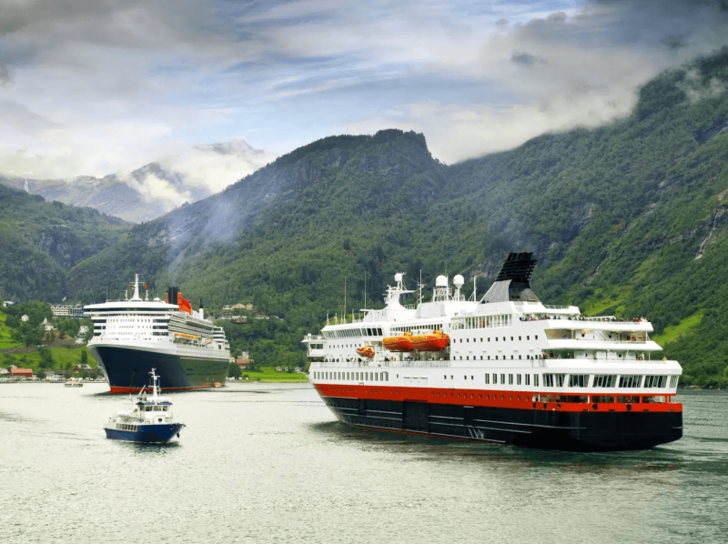 Přepravní loď Hurtigruten.