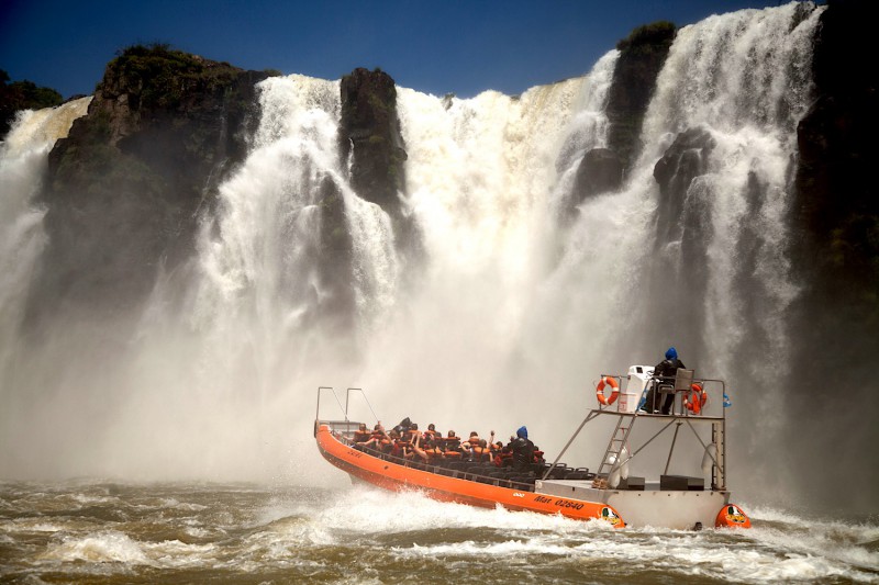 Plavba lodí pod vodopády Iguazu.