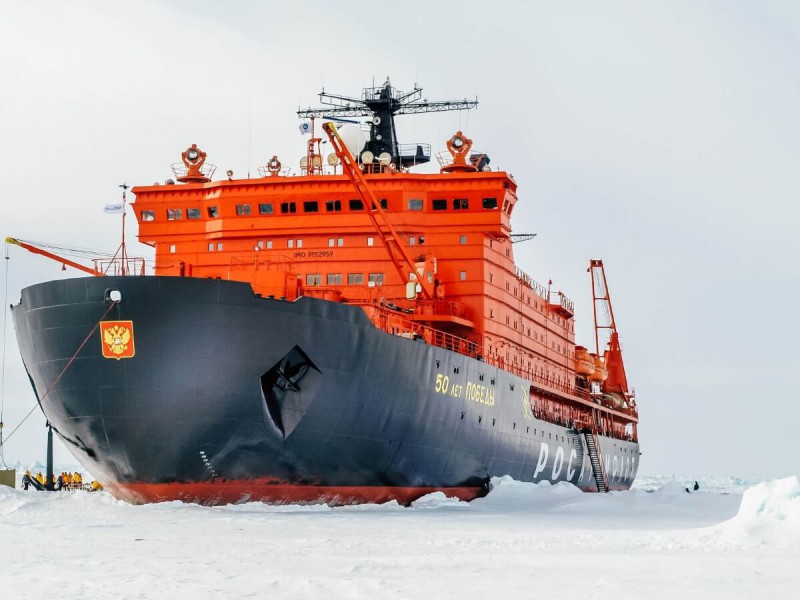 Loď na Severním ledovém oceánu.