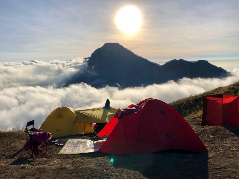 Západ slunce v base campu na Rinjani