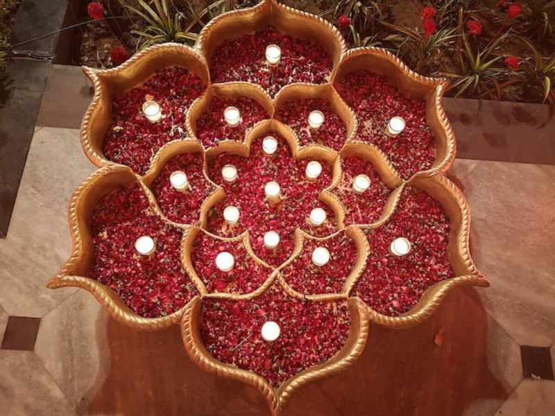 Lotosová dekorace se svíčkami a červenými lupínky.