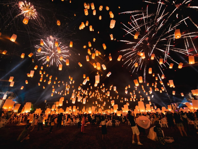 Vypouštění lampionů na oblohu.