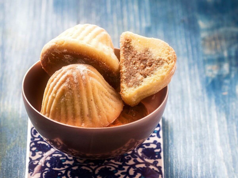 Tradiční sušenky Maamoul v misce.