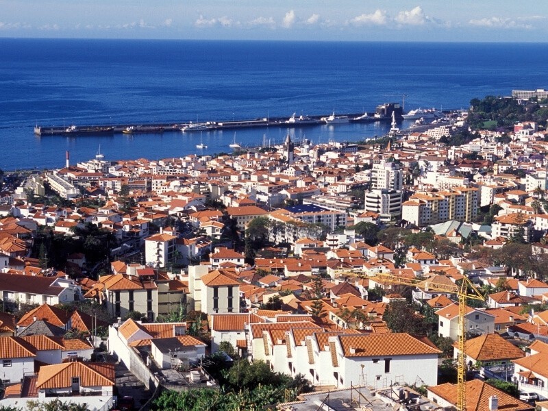 Výhled na staré město Funchal na Madeiře.