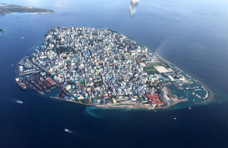 Hlavní město Malediv Malé z letadla.
