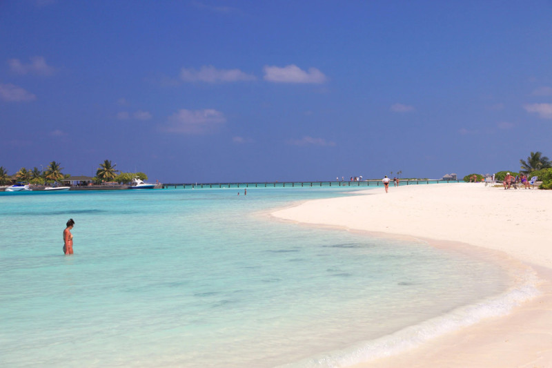 Bělostné pláže a tyrkysové moře Malediv. 