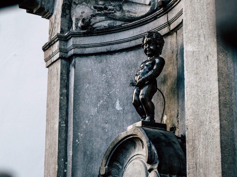 Maskot Bruselu - socha čůrajícího chlapečka Manneken Pis.