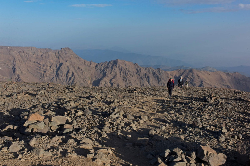 Turisti jsou téměř na vrcholu hory Jebel Toubkal.
