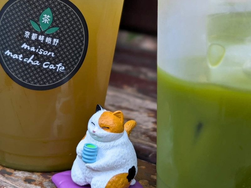 Ledové matcha latte a hōjicha latte s figurkou kočky.