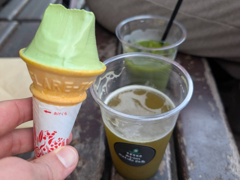 Matcha zmrzlina a matcha pivo.