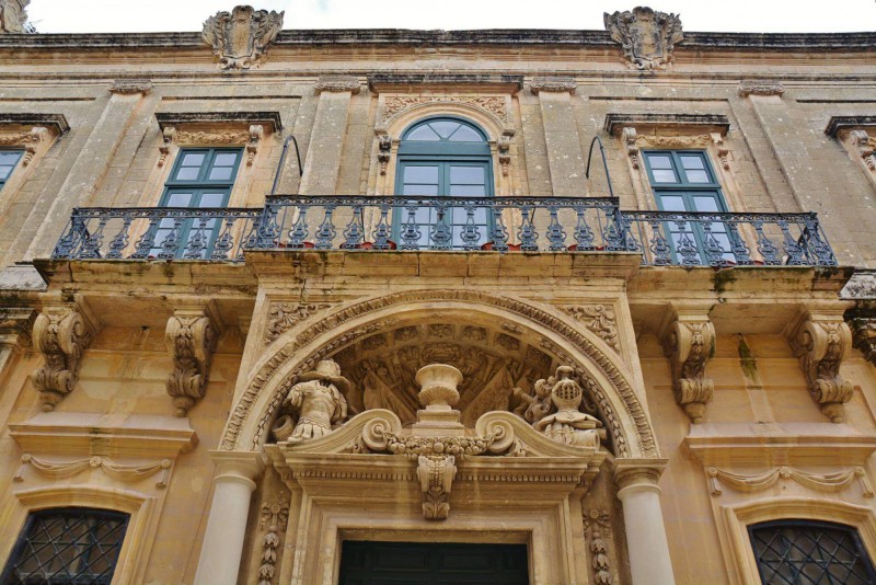 Zajímavá historická architektura ve městě Mdina.