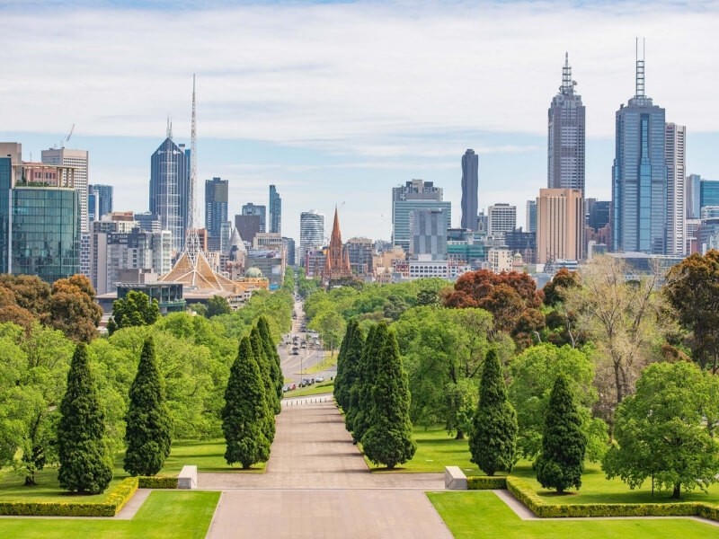 Park a panorama mrakodrapů v Melbourne.