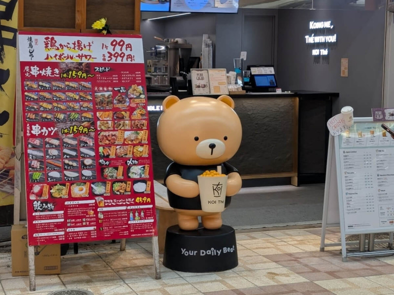 Menu s fotografiemi jídel před japonským podnikem.