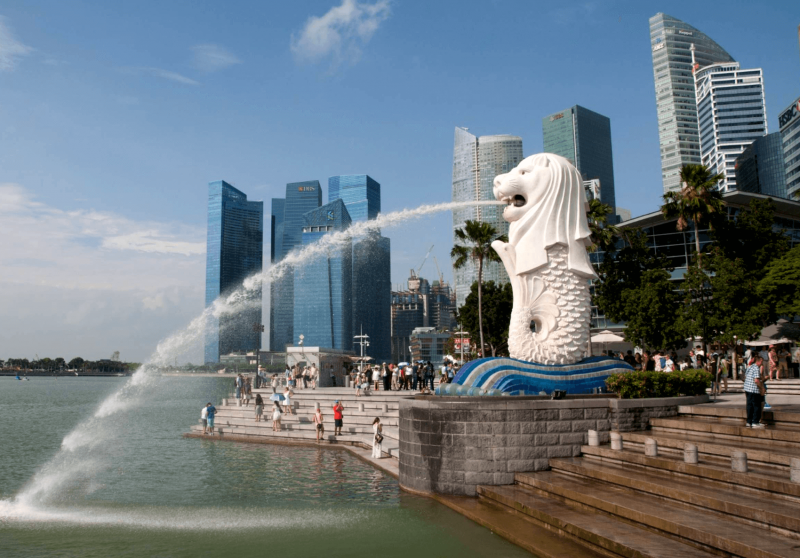 Socha maskota Singapuru Merlion a výhled na scenérii města