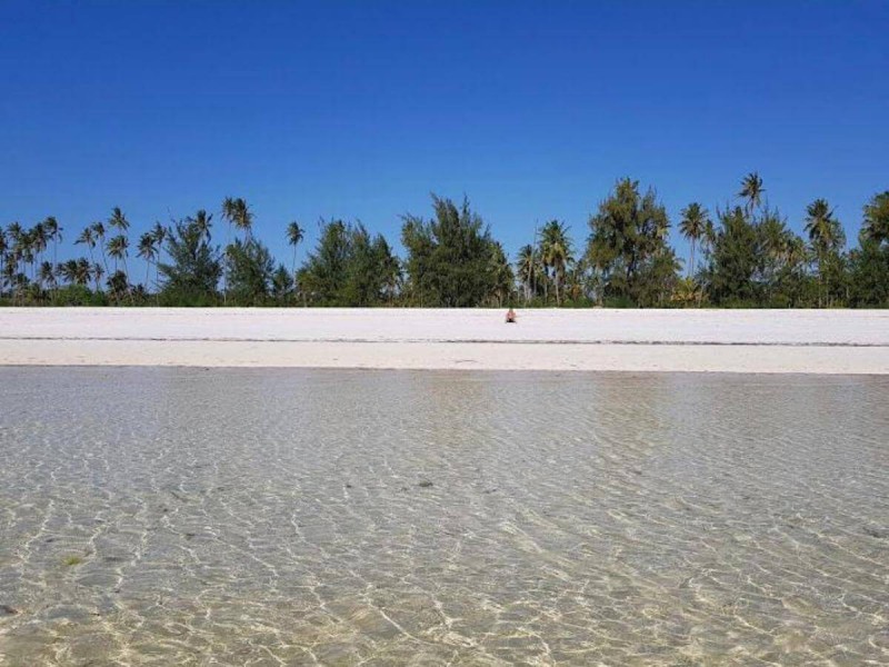 Průzračná voda na pláži Michamvi na Zanzibaru.