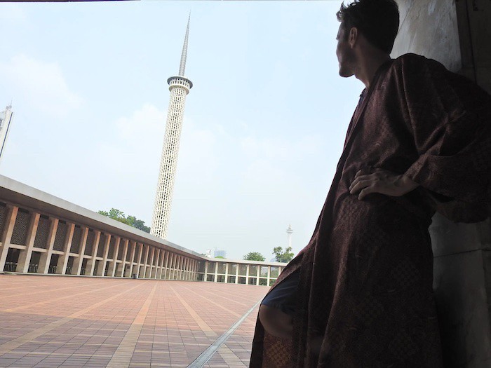 Minaret v mešitě v Jakartě.