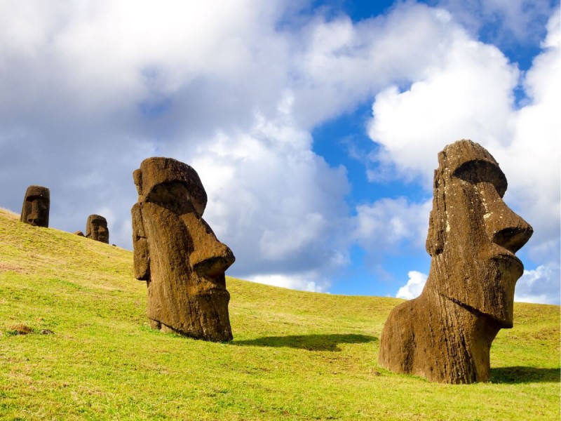 Kamenné sochy Moai na Velikonočním ostrově.