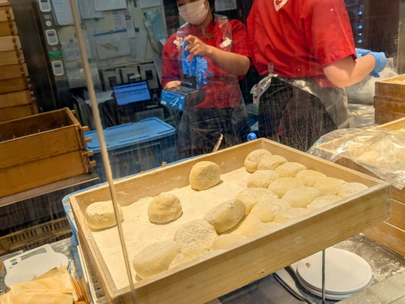 Čerstvé mochi kuličky v japonské cukrárně.