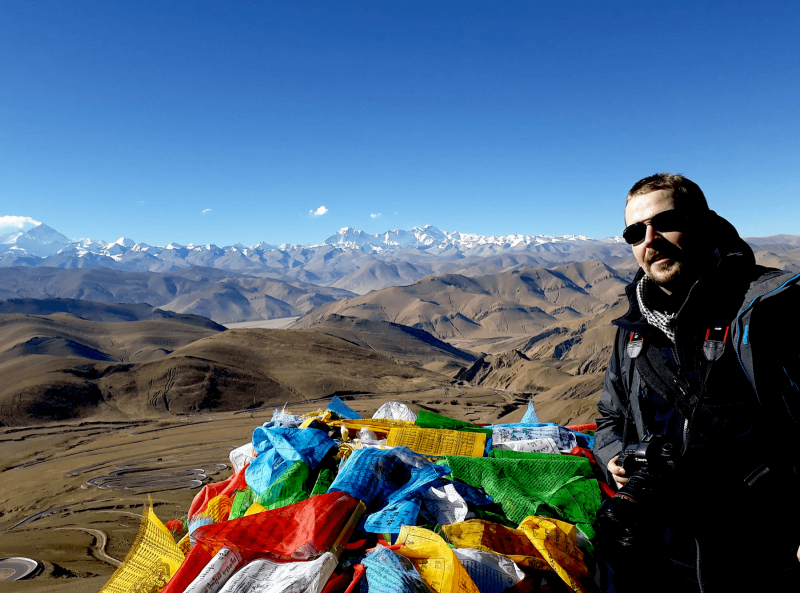 Tibetské modlitební vlajky a výhled na Himaláje