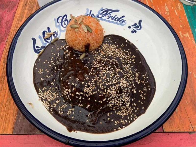 Mole Poblano s rýží.