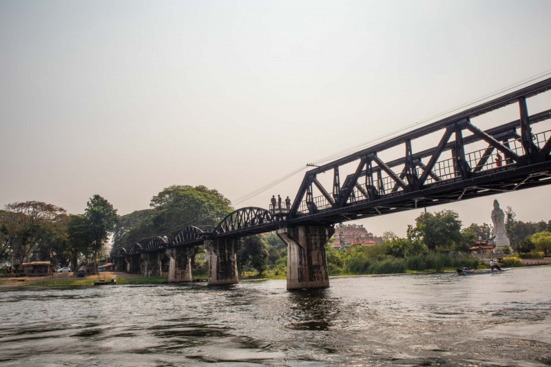 Pohled na most pŕes řeku Kwai.
