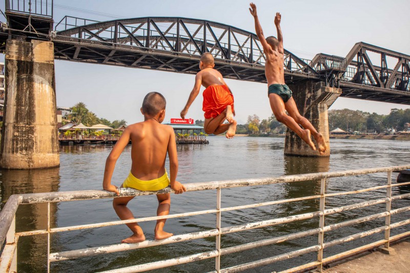 Děti skákající do řeky Kwai.