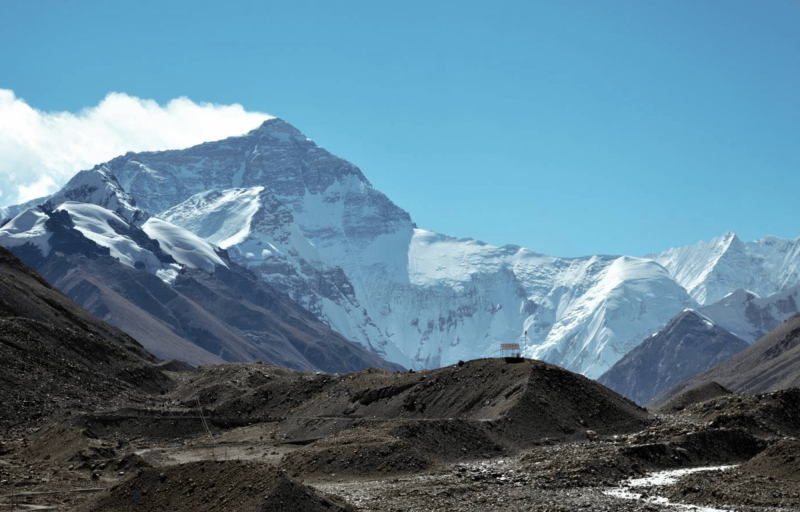 Výhled na Mount Everest ze základního tábora v Tibetu