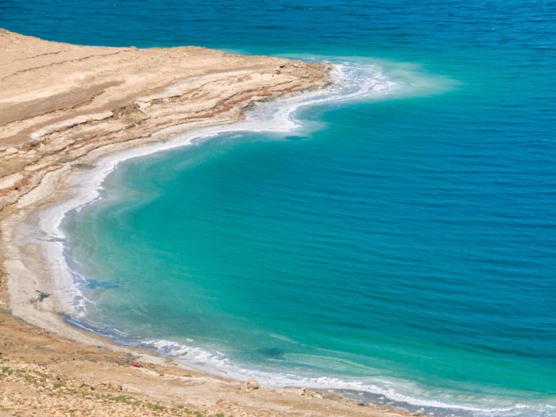 Pláž při Mrtvém moři.