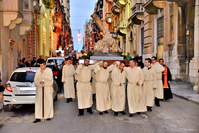 Náboženské obřady v ulicích Malty.