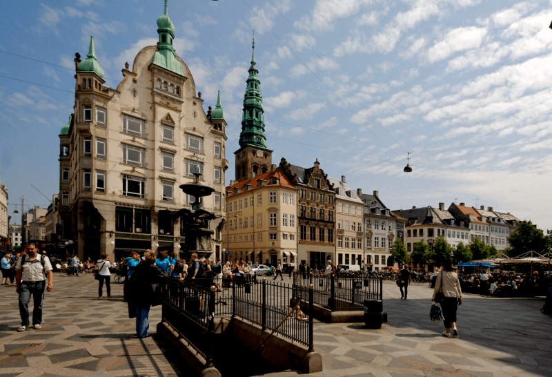 Náměstí Amagertorv s Čapí fontánou na pěší zóně Strøget.